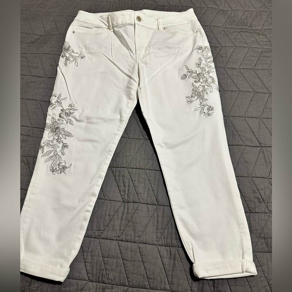 WHBM The Skinny Crop Jean - White with Floral Embroidered Accents